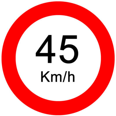 b) 45 km/h o mas